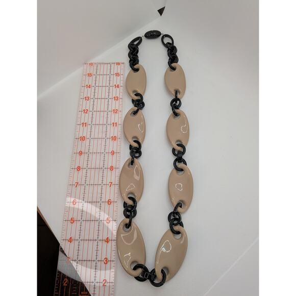 HUGE LUCITE STATEMENT LARGE LINK NECKLACE BEIGE AND BLACK W SNAP CLOSURE 38.5" - Picture 4 of 6